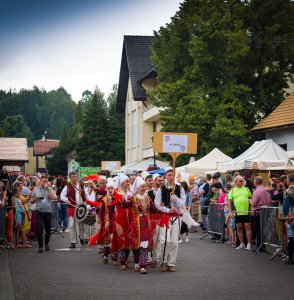 Barwny korowód z okazji TKB przeszedł przez Wisłę